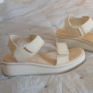Sandals. NEW no smoke home. Make offer!